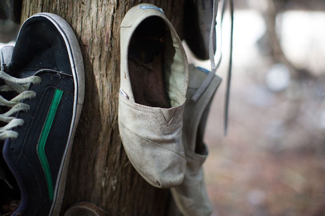 Khu rừng bí ẩn ở Canada: Hàng trăm đôi sneakers bị đóng đinh lên cây, không ai biết lý do vì sao - Ảnh 17.
