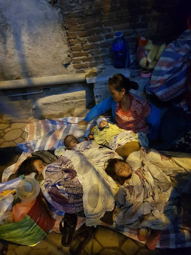 Người mẹ trẻ nói sinh 8 đứa con, mang 4 đứa nheo nhóc từ Quảng Trị đến Hà Nội xin quần áo - Ảnh 4.