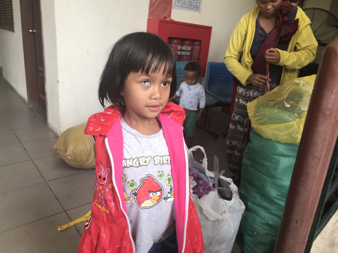 Người mẹ trẻ nói sinh 8 đứa con, mang 4 đứa nheo nhóc từ Quảng Trị đến Hà Nội xin quần áo - Ảnh 2.