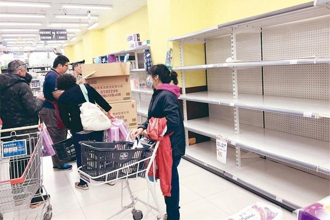 Đài Loan đang đối mặt khủng hoảng giấy vệ sinh, người dân đổ xô đi mua vì lo cháy hàng 1