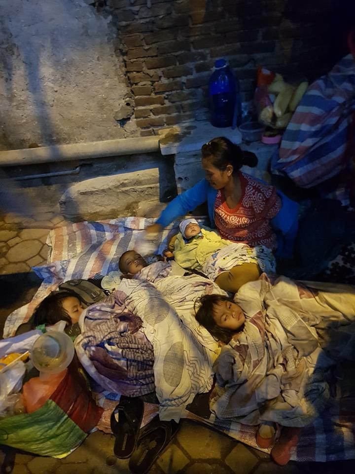 Cộng đồng chung tay giúp đỡ người mẹ nghèo ôm 4 con nhỏ ra Hà Nội xin quần áo - Ảnh 2.