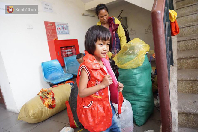 Cộng đồng chung tay giúp đỡ người mẹ nghèo ôm 4 con nhỏ ra Hà Nội xin quần áo - Ảnh 4.