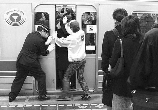 Những Oshiya hành nghề cực lạ ở Nhật Bản: Ngày làm việc 90 phút, công việc chỉ là nhồi càng nhiều khách lên tàu điện càng tốt - Ảnh 3.