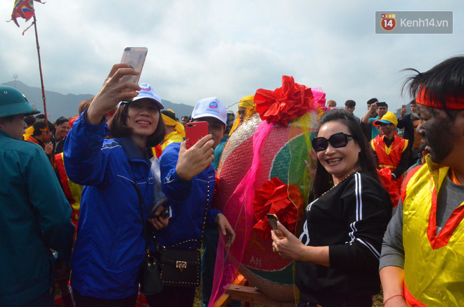 Nhiều người dân chen chân chụp ảnh bên cạnh của quý khổng lồ trong lễ hội độc nhất vô nhị ở Việt Nam - Ảnh 12.