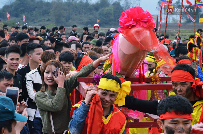 Nhiều người dân chen chân chụp ảnh bên cạnh của quý khổng lồ trong lễ hội độc nhất vô nhị ở Việt Nam - Ảnh 5.