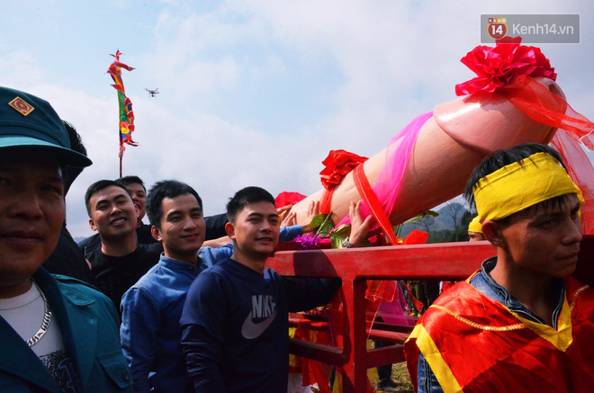 Nhiều người dân chen chân chụp ảnh bên cạnh của quý khổng lồ trong lễ hội độc nhất vô nhị ở Việt Nam - Ảnh 11.