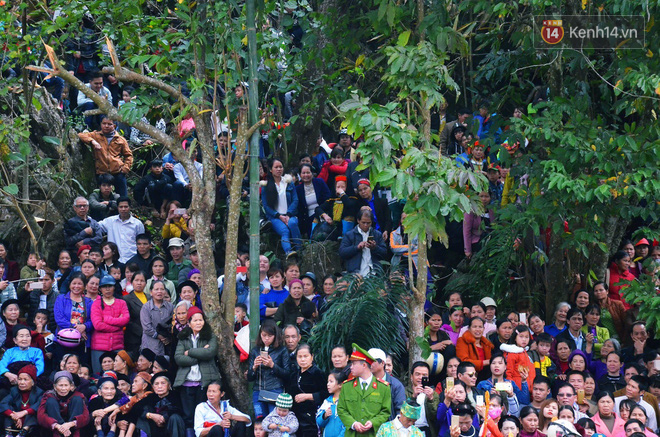 Nhiều người dân chen chân chụp ảnh bên cạnh của quý khổng lồ trong lễ hội độc nhất vô nhị ở Việt Nam - Ảnh 13.