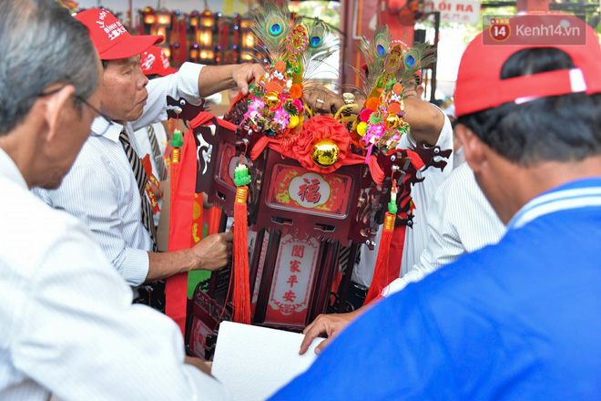 Chiếc lồng đèn trong lễ hội chùa Bà Thiên Hậu Bình Dương được đấu giá 2,5 tỷ đồng - Ảnh 2. Chiếc lồng đèn trong lễ hội chùa Bà Thiên Hậu Bình Dương được đấu giá 2,5 tỷ đồng 2