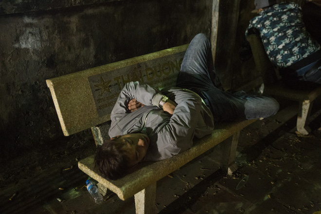 Người phụ nữ mặc áo mưa, ngủ qua đêm trên ghế đá chờ xin ấn đền Trần - Ảnh 4.
