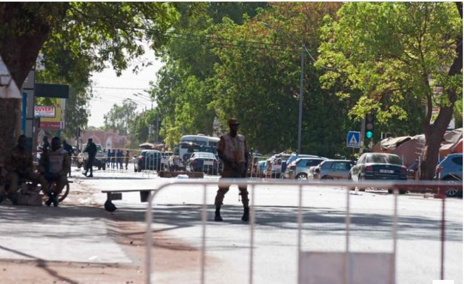 Đại sứ quán Pháp ở Burkina Faso bị tấn công khủng bố, nhiều người thiệt mạng - Ảnh 3.
