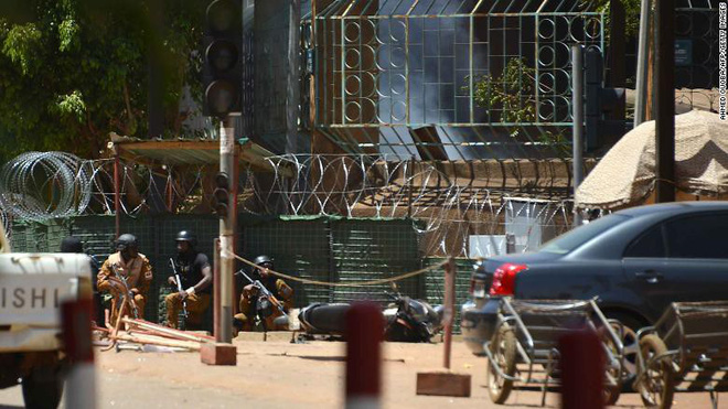 Nóng: Đại sứ quán Pháp ở Burkina Faso bị tấn công khủng bố, nhiều người thiệt mạng - Ảnh 1. Đại sứ quán Pháp ở Burkina Faso bị tấn công khủng bố, nhiều người thiệt mạng 2