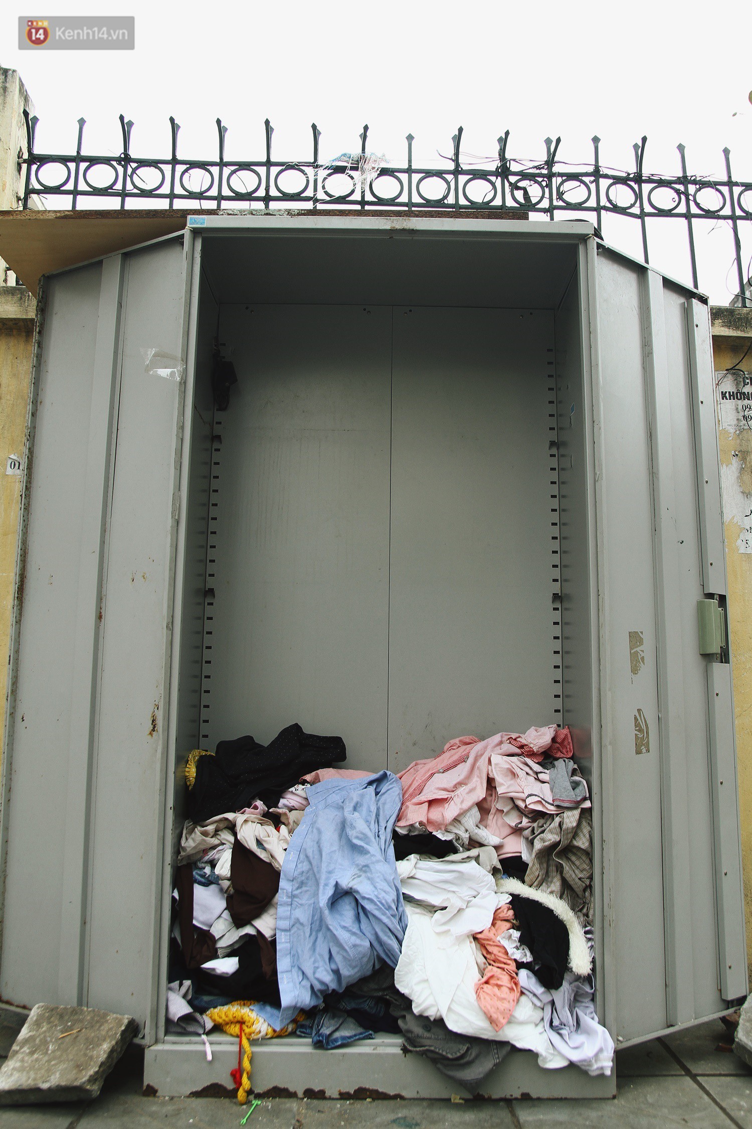 Cái kết buồn của tủ quần áo 'ai thừa ủng hộ, ai thiếu đến lấy' ở Hà Nội: Người gom đồ từ thiện đi bán, người tặng cả áo rách, quần lót cũ 11