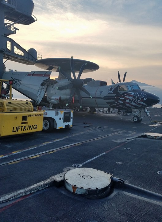 Cận cảnh dàn máy bay quân sự khủng trên tàu sân bay Mỹ USS Carl Vinson ở Đà Nẵng - Ảnh 5.