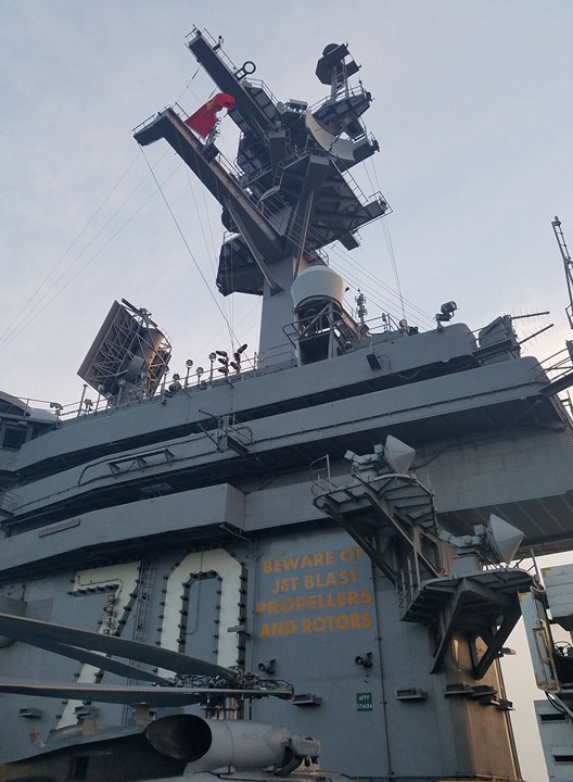 Cận cảnh dàn máy bay quân sự khủng trên tàu sân bay Mỹ USS Carl Vinson ở Đà Nẵng - Ảnh 1.