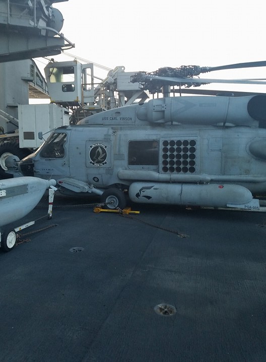 Cận cảnh dàn máy bay quân sự khủng trên tàu sân bay Mỹ USS Carl Vinson ở Đà Nẵng - Ảnh 2.