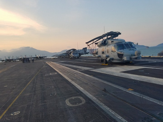Cận cảnh dàn máy bay quân sự khủng trên tàu sân bay Mỹ USS Carl Vinson ở Đà Nẵng - Ảnh 9. Dàn máy bay 'khủng' trên tàu sân bay Mỹ USS Carl Vinson ở Đà Nẵng: Có treo vũ khí không? 9
