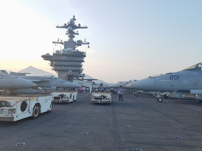 Dàn máy bay 'khủng' trên tàu sân bay Mỹ USS Carl Vinson ở Đà Nẵng: Có treo vũ khí không? 10
