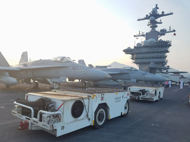 Cận cảnh dàn máy bay quân sự khủng trên tàu sân bay Mỹ USS Carl Vinson ở Đà Nẵng - Ảnh 11. Dàn máy bay 'khủng' trên tàu sân bay Mỹ USS Carl Vinson ở Đà Nẵng: Có treo vũ khí không? 11