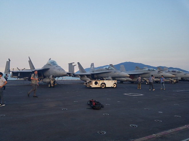 Cận cảnh dàn máy bay quân sự khủng trên tàu sân bay Mỹ USS Carl Vinson ở Đà Nẵng - Ảnh 12. Dàn máy bay 'khủng' trên tàu sân bay Mỹ USS Carl Vinson ở Đà Nẵng: Có treo vũ khí không? 12