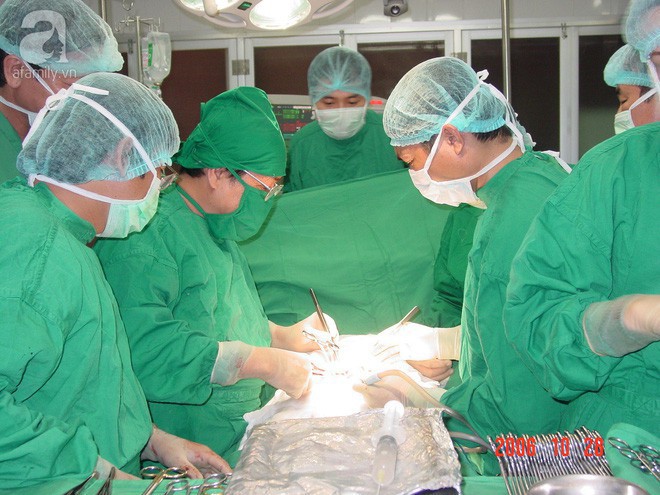 Người phụ nữ mù tự tìm đường đến bệnh viện nhờ bác sĩ lăn tay vào lá đơn hiến tạng cứu người 5