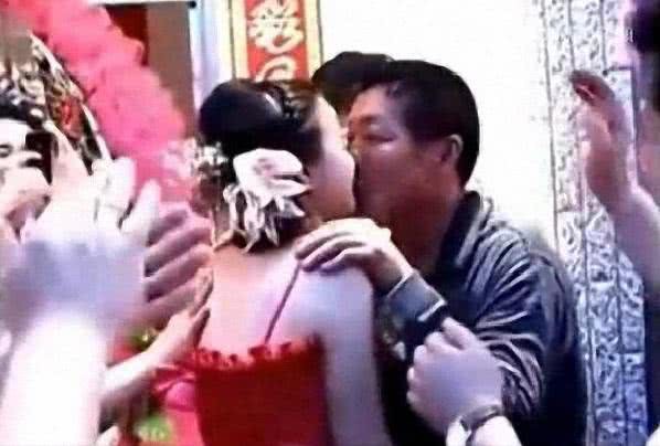Bố chồng hôn con dâu, chú rể bị ép khỏa thân... những trò đùa “lố” trong đám cưới ở Trung Quốc - Ảnh 7.