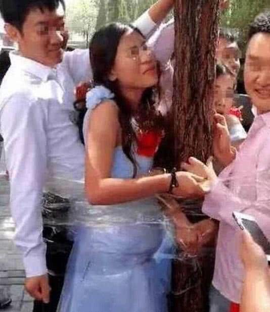 Bố chồng hôn con dâu, chú rể bị ép khỏa thân... những trò đùa “lố” trong đám cưới ở Trung Quốc - Ảnh 8.