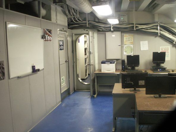 Ký sự 1 ngày trên tàu sân bay Mỹ Carl Vinson: Trải nghiệm cuộc sống ở nơi “nguy hiểm nhất” - Ảnh 5.
