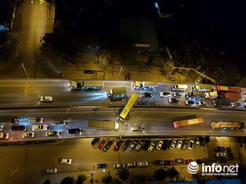 Hà Nội: Xe khách gây tai nạn đường trên cao lúc đêm khuya, hành khách hoảng loạn - Ảnh 1. Hà Nội: Xe khách đâm bay dải phân cách đường vành đai 3, hành khách hoảng loạn 1
