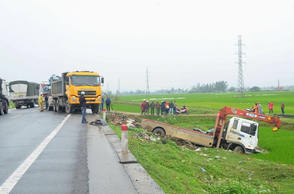 Nghệ An: Xe ô tô nát bét sau va chạm với xe cứu hộ, 7 người thương vong - Ảnh 2.