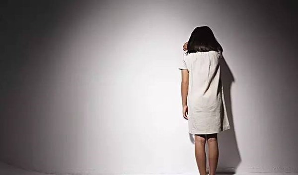 Bé gái 11 tuổi bị hàng xóm cưỡng hiếp suốt 6 tháng, cha mẹ không hay biết - Ảnh 1. Bé gái 11 tuổi bị hàng xóm cưỡng hiếp suốt 6 tháng, cha mẹ không hay biết 1