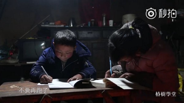 Cậu bé 'tóc đóng băng' nổi tiếng Trung Quốc bị buộc thôi học chỉ sau một tuần đến trường mới 2