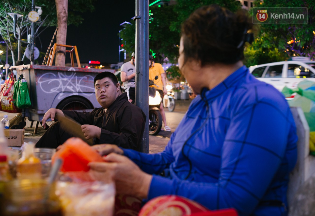 Chuyện má con thằng khờ bán hàng rong ở phố đi bộ Sài Gòn: 19 năm một mình đi tìm nụ cười cho con - Ảnh 4.