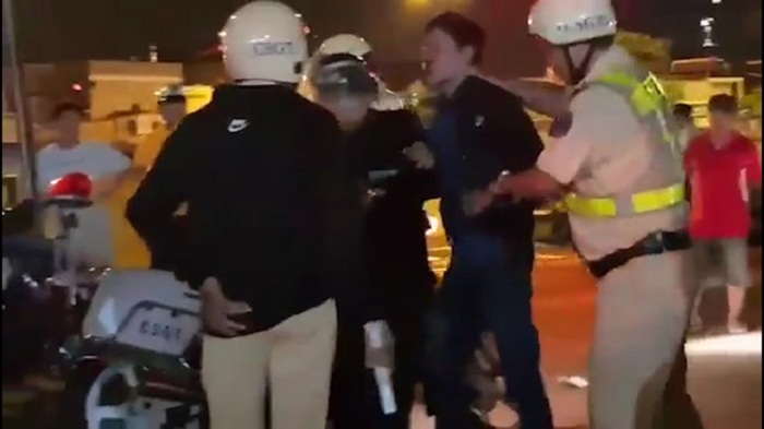 Tông vào CSGT, nam thanh niên đập nón bảo hiểm nhằm 'ăn vạ' 1