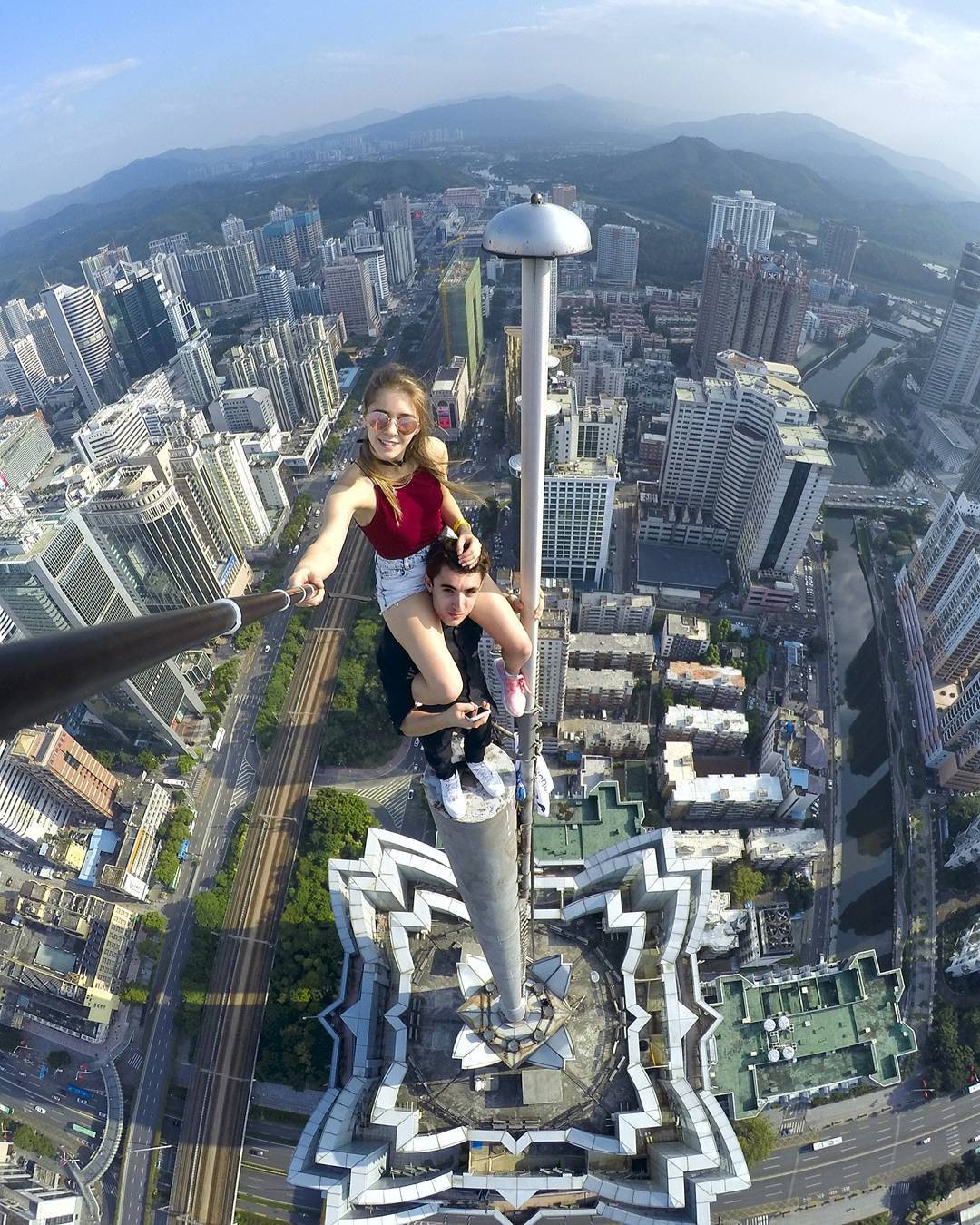 Cặp đôi khiến nhiều người yếu tim rụng rời vì sở thích chụp ảnh selfie trên các tòa nhà cao tầng - Ảnh 2.