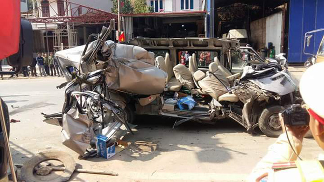 Xe chở khách du lịch đi Mộc Châu đâm đuôi xe tải lúc rạng sáng, 2 người tử vong tại chỗ - Ảnh 1.