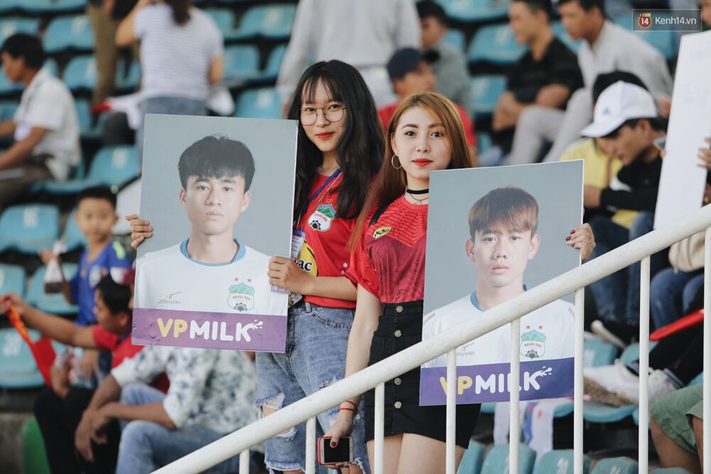 Hồng Duy Pinky và dàn sao U23 Việt Nam của HAGL tạo sức hút khó cưỡng trên sân Pleiku 9