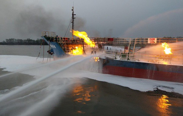 Tàu chở dầu phát nổ, bốc cháy dữ dội tại cảng Đình Vũ 2