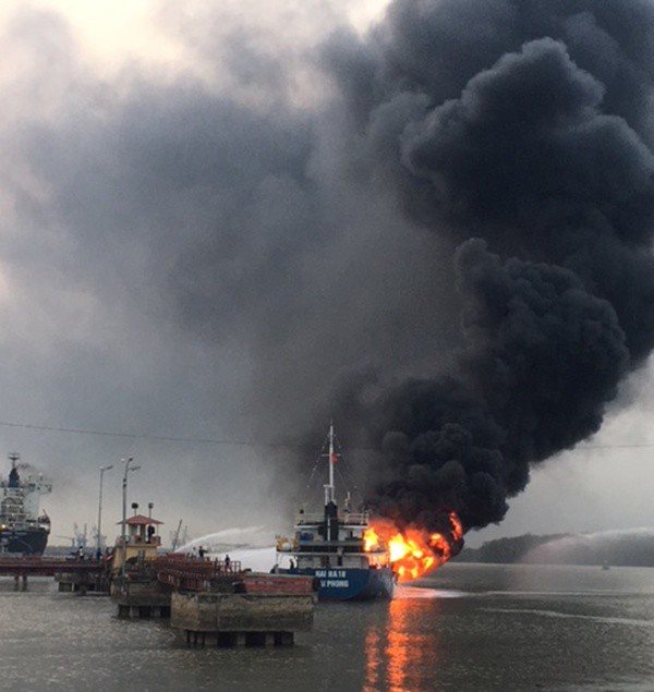 Tàu chở dầu phát nổ, bốc cháy dữ dội tại cảng Đình Vũ 3
