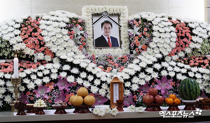 Tranh cãi việc nghệ sĩ không dám đến tang lễ Jo Min Ki: Chia buồn thì bị ném đá, tang lễ vỏn vẹn vài người - Ảnh 2.