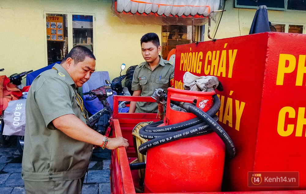 Người bảo vệ nghèo vay tiền ngân hàng, tự chế xe chữa cháy mini chống giặc lửa trong hẻm nhỏ Sài Gòn - Ảnh 1.