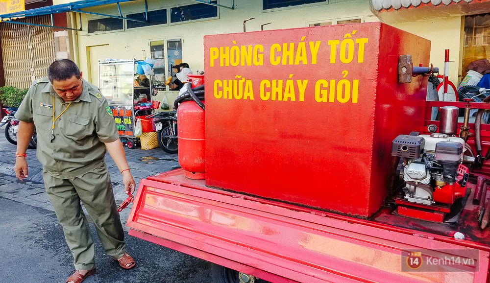 Người bảo vệ nghèo vay tiền ngân hàng, tự chế xe chữa cháy mini chống giặc lửa trong hẻm nhỏ Sài Gòn - Ảnh 2.