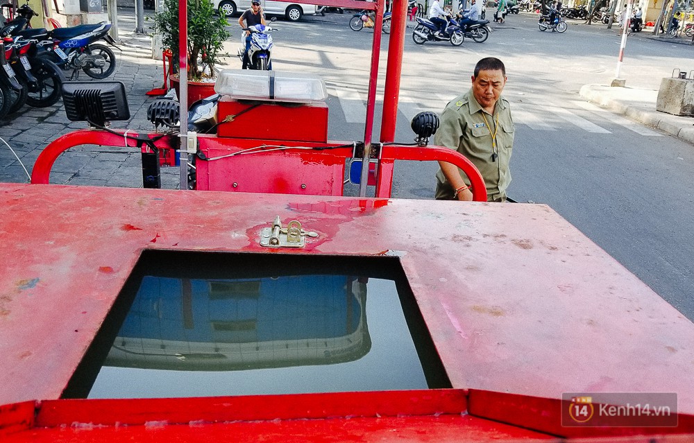 Người bảo vệ nghèo vay tiền ngân hàng, tự chế xe chữa cháy mini chống giặc lửa trong hẻm nhỏ Sài Gòn - Ảnh 4.