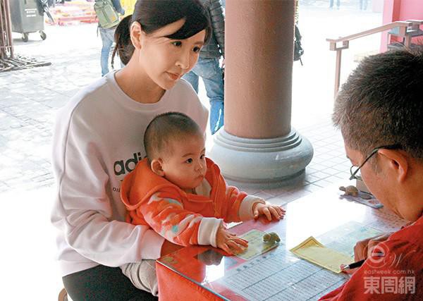 Cuộc đời đẫm nước mắt của nàng Á hậu từng khiến bao đại gia say mê: Bị bạn trai ép phá thai, con gái bị điếc bẩm sinh - Ảnh 13. Cuộc đời đẫm nước mắt của nàng Á hậu từng khiến bao đại gia say mê: Bị bạn trai ép phá thai, con gái bị điếc bẩm sinh 13