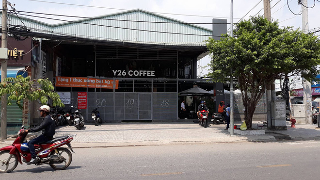 20 thanh niên xăm trổ lao vào hỗn chiến trong quán cà phê ở Sài Gòn - Ảnh 1.
