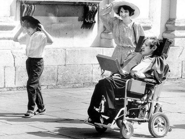 Câu chuyện tình hợp - tan, tan - hợp đầy cảm động giữa nhà vật lý học thiên tài Stephen Hawking và người vợ Jane Wilde - Ảnh 3. Câu chuyện tình hợp - tan, tan - hợp đầy cảm động giữa nhà vật lý học thiên tài Stephen Hawking và người vợ Jane Wilde 2