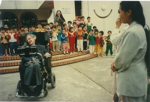 Chuyện ít biết về con gái nuôi người Việt của nhà bác học Stephen Hawking - Ảnh 1.