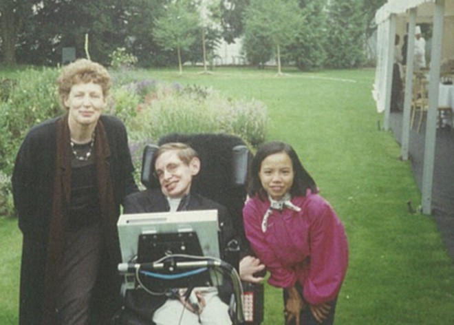 Chuyện ít biết về con gái nuôi người Việt của nhà bác học Stephen Hawking - Ảnh 4.