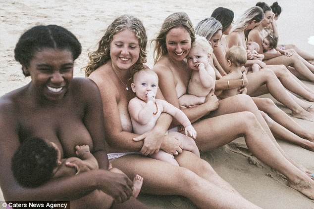 Hình ảnh 14 bà mẹ ngực trần, cho con bú trên bờ biển lại dấy lên tranh luận: Có nên cho trẻ bú ở nơi công cộng? - Ảnh 2.