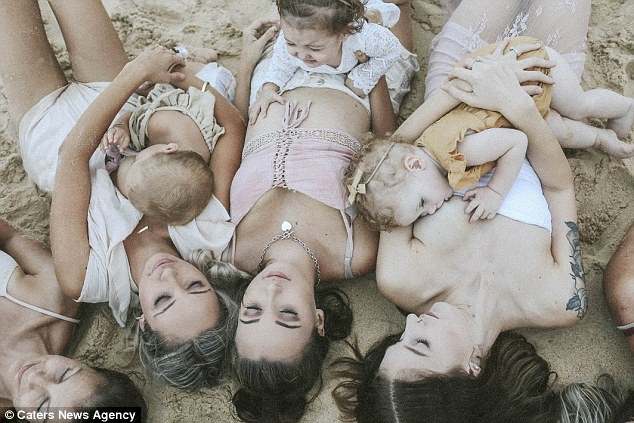Hình ảnh 14 bà mẹ ngực trần, cho con bú trên bờ biển lại dấy lên tranh luận: Có nên cho trẻ bú ở nơi công cộng? - Ảnh 5.