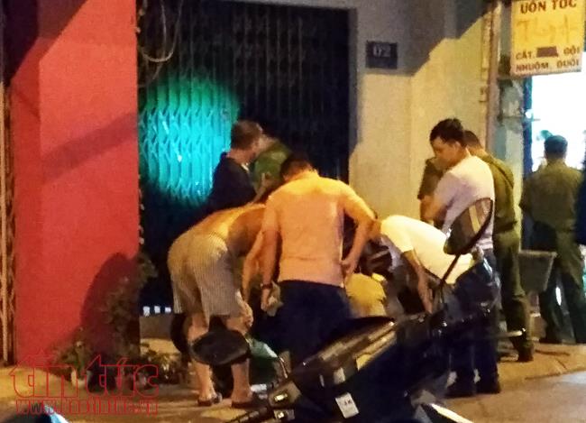 TP HCM: Thanh niên gục tại chỗ sau khi trúng 4 phát đạn ngay trước cửa nhà 1